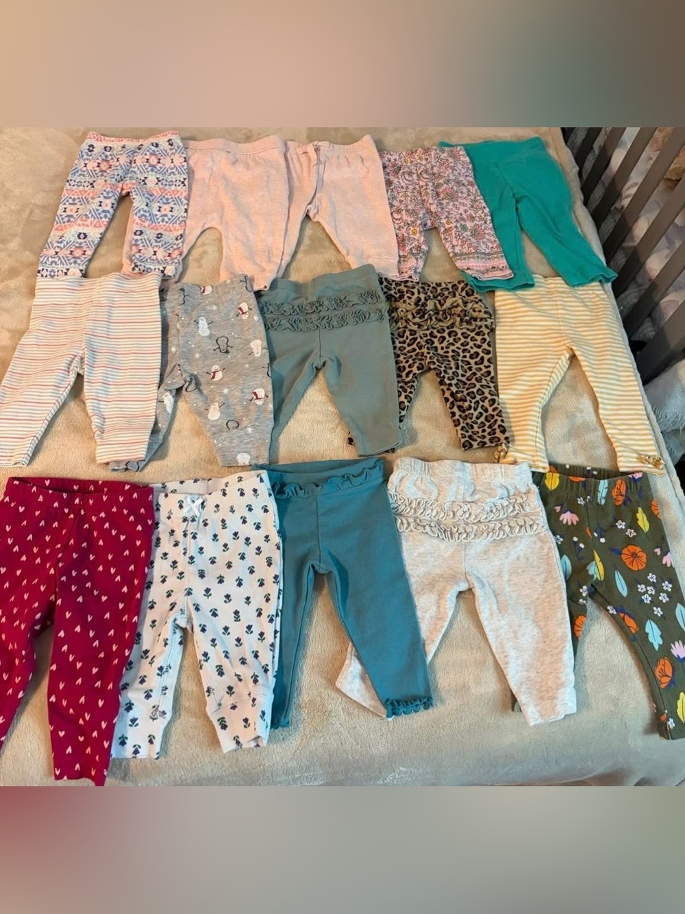34 pieces 0/3, 3, 3/6 months.  Pants and onesies.